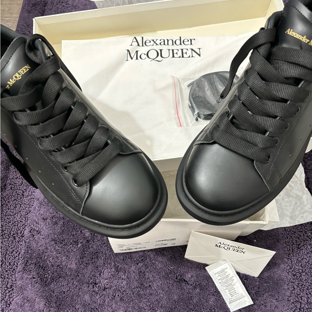 Authentic Alexander McQueen Men’s Shoe/Sneaker Size US10/EU43/UK9